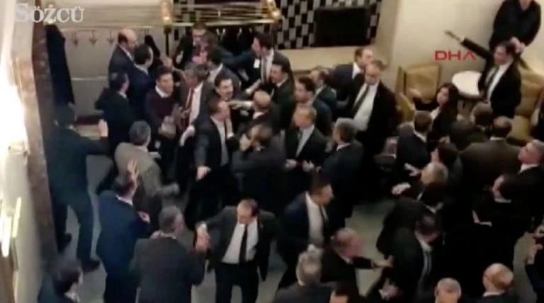 Άγριο ξύλο πάλι στην τουρκική βουλή: Μπουνιές και κυνηγητό (βίντεο)